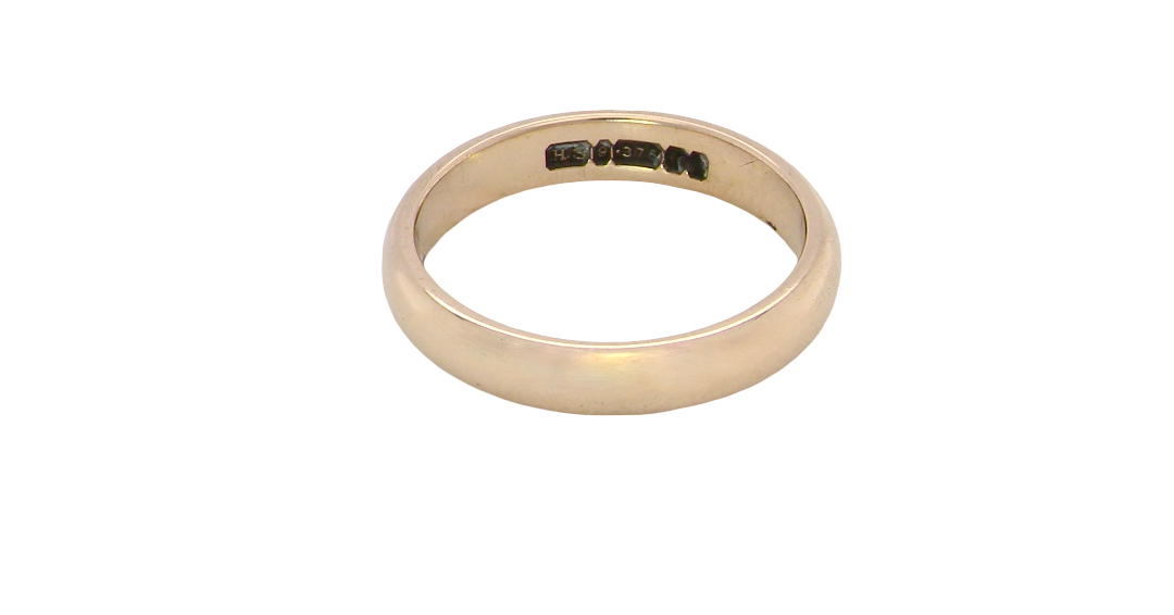 A simple yet highly traditional wedding . The D shape profile has been popular for decades and this ring at just under 4mm has a substantial weight