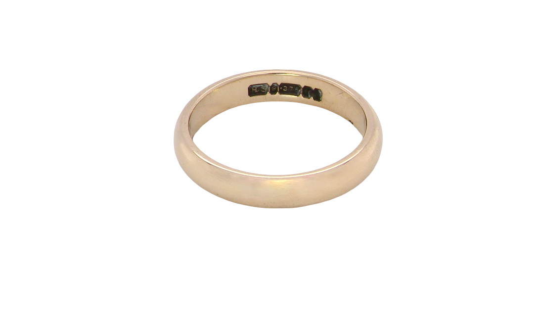 A simple yet highly traditional wedding . The D shape profile has been popular for decades and this ring at just under 4mm has a substantial weight
