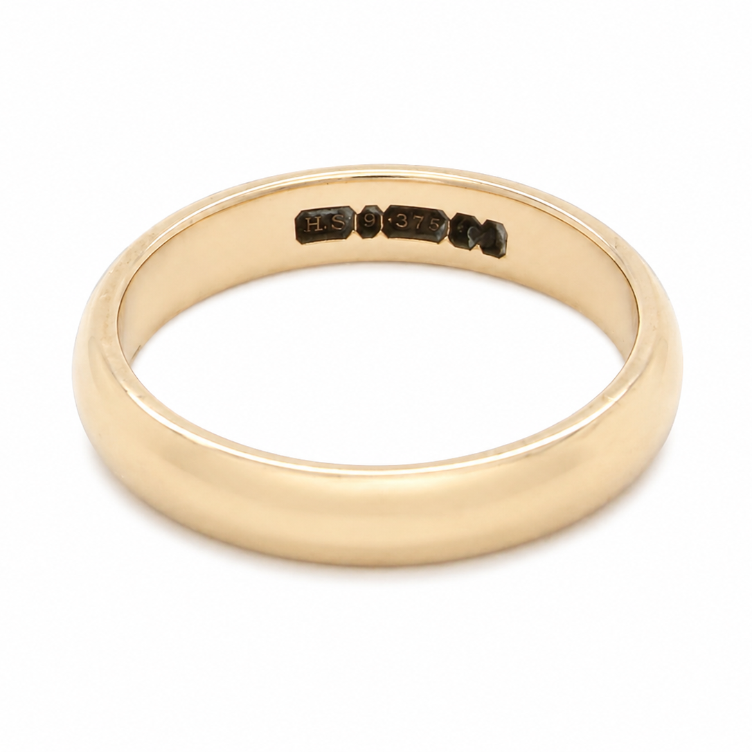 close view A simple yet highly traditional wedding . The D shape profile has been popular for decades and this ring at just under 4mm has a substantial weight of 3.8grams.