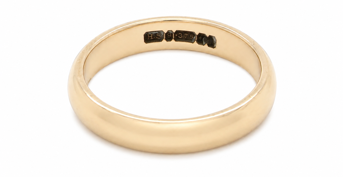 close view A simple yet highly traditional wedding . The D shape profile has been popular for decades and this ring at just under 4mm has a substantial weight of 3.8grams.