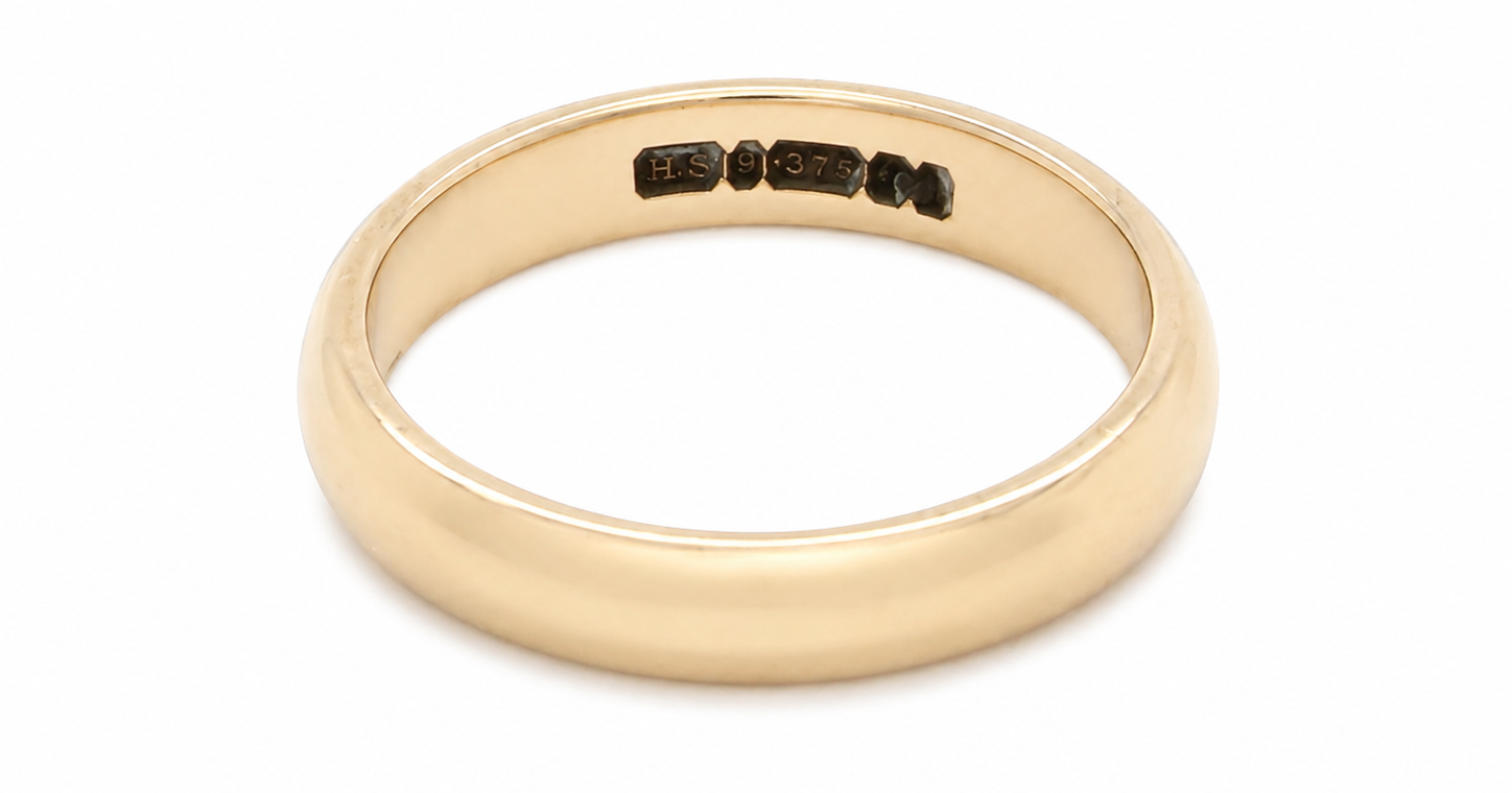 close view A simple yet highly traditional wedding . The D shape profile has been popular for decades and this ring at just under 4mm has a substantial weight of 3.8grams.