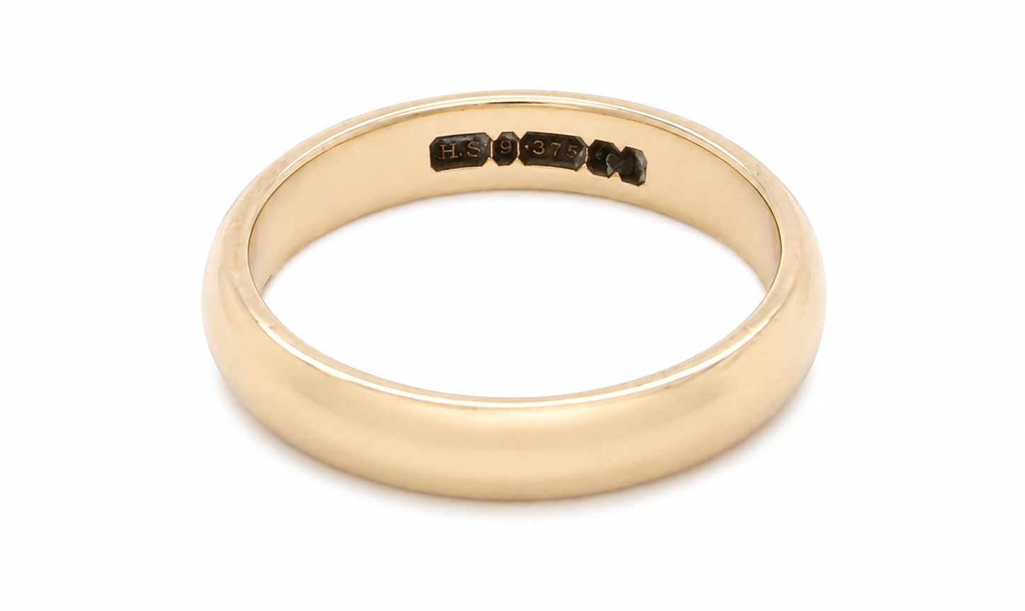 close view A simple yet highly traditional wedding . The D shape profile has been popular for decades and this ring at just under 4mm has a substantial weight of 3.8grams.