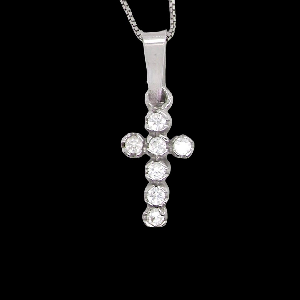 A small cross pendant in 18 carat white gold, set with 7 brilliant-cut white diamonds.