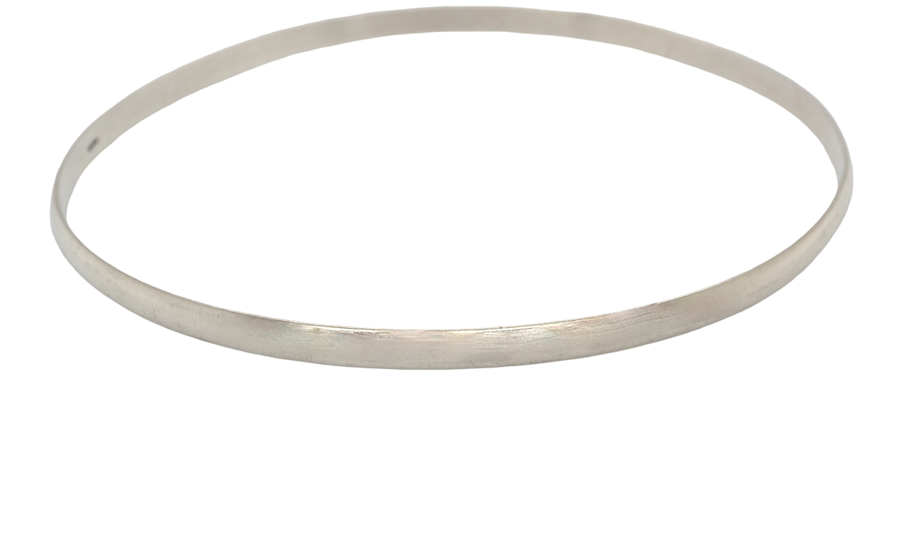 A solid 9 carat white gold bangle. A classic circular bangle which is a timeless and elegant look.
Internal dimensions- 67mm