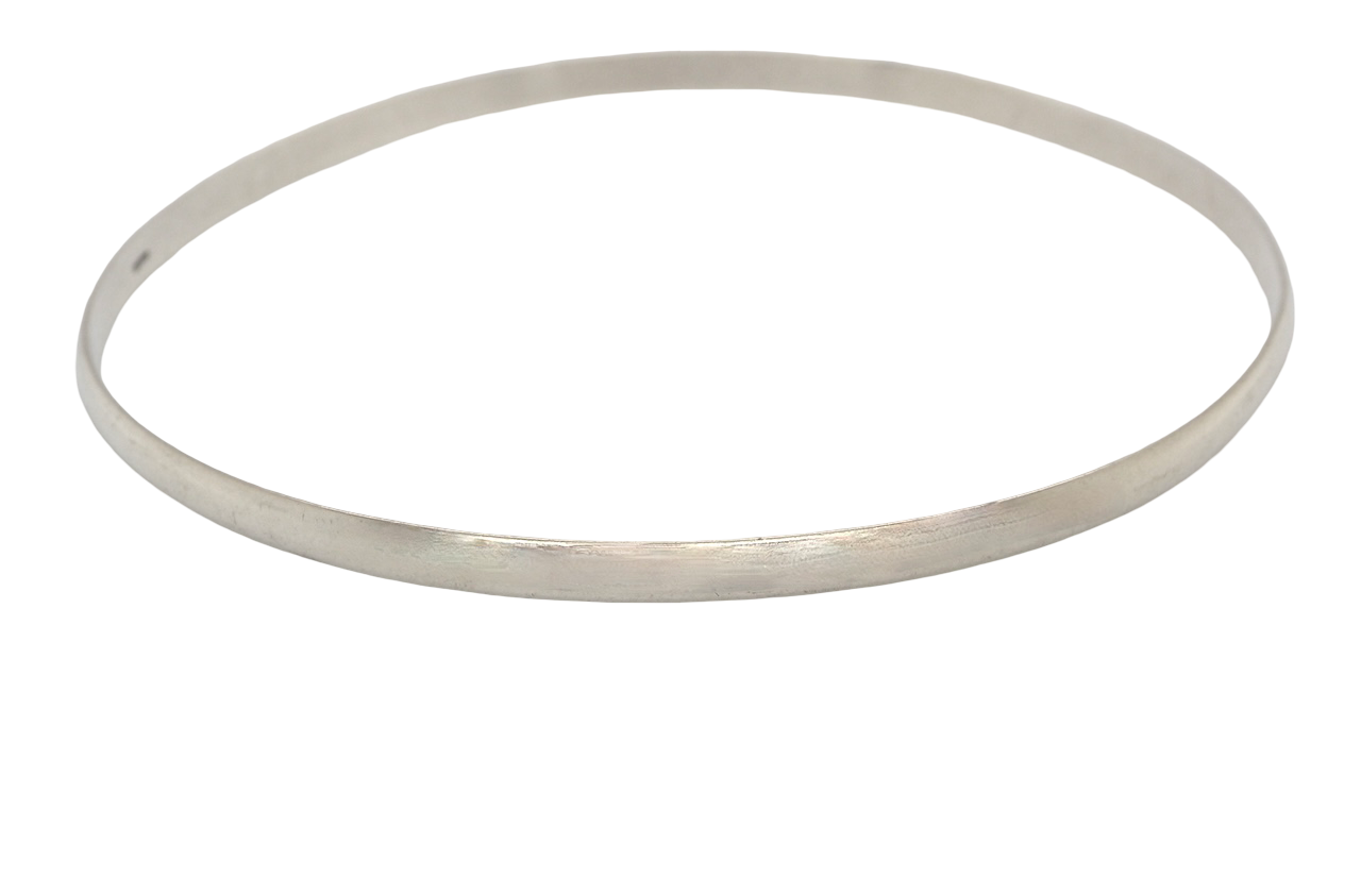 A solid 9 carat white gold bangle. A classic circular bangle which is a timeless and elegant look.
Internal dimensions- 67mm