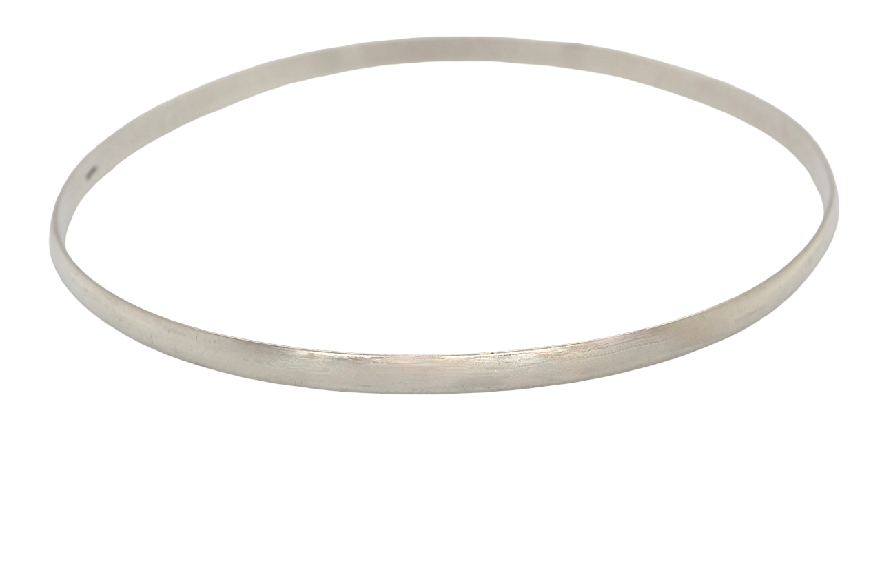 A solid 9 carat white gold bangle. A classic circular bangle which is a timeless and elegant look.
Internal dimensions- 67mm