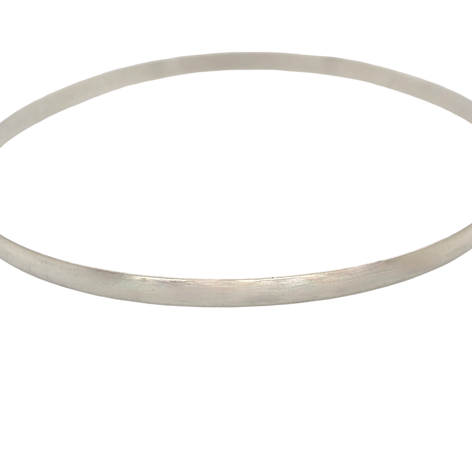 A solid 9 carat white gold bangle. A classic circular bangle which is a timeless and elegant look.
Internal dimensions- 67mm