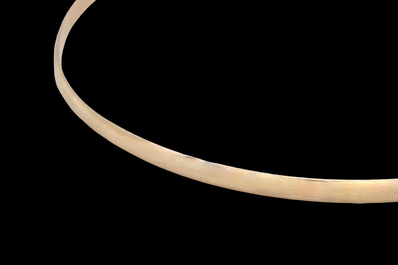 A solid 9 carat yellow gold bangle.
Width: 2.6mm
