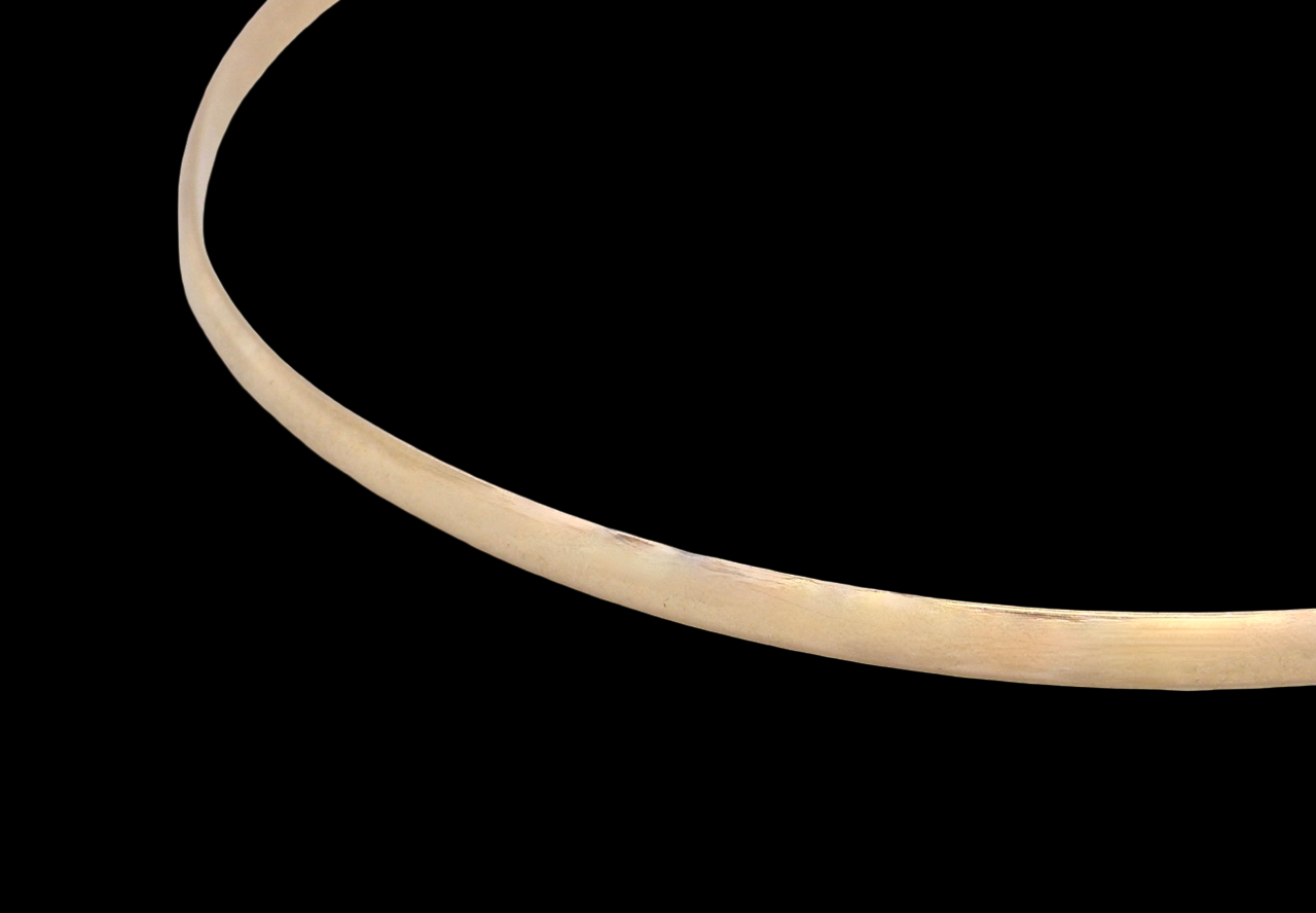A solid 9 carat yellow gold bangle.
Width: 2.6mm