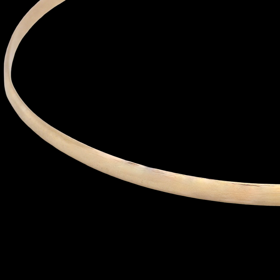 A solid 9 carat yellow gold bangle.
Width: 2.6mm
