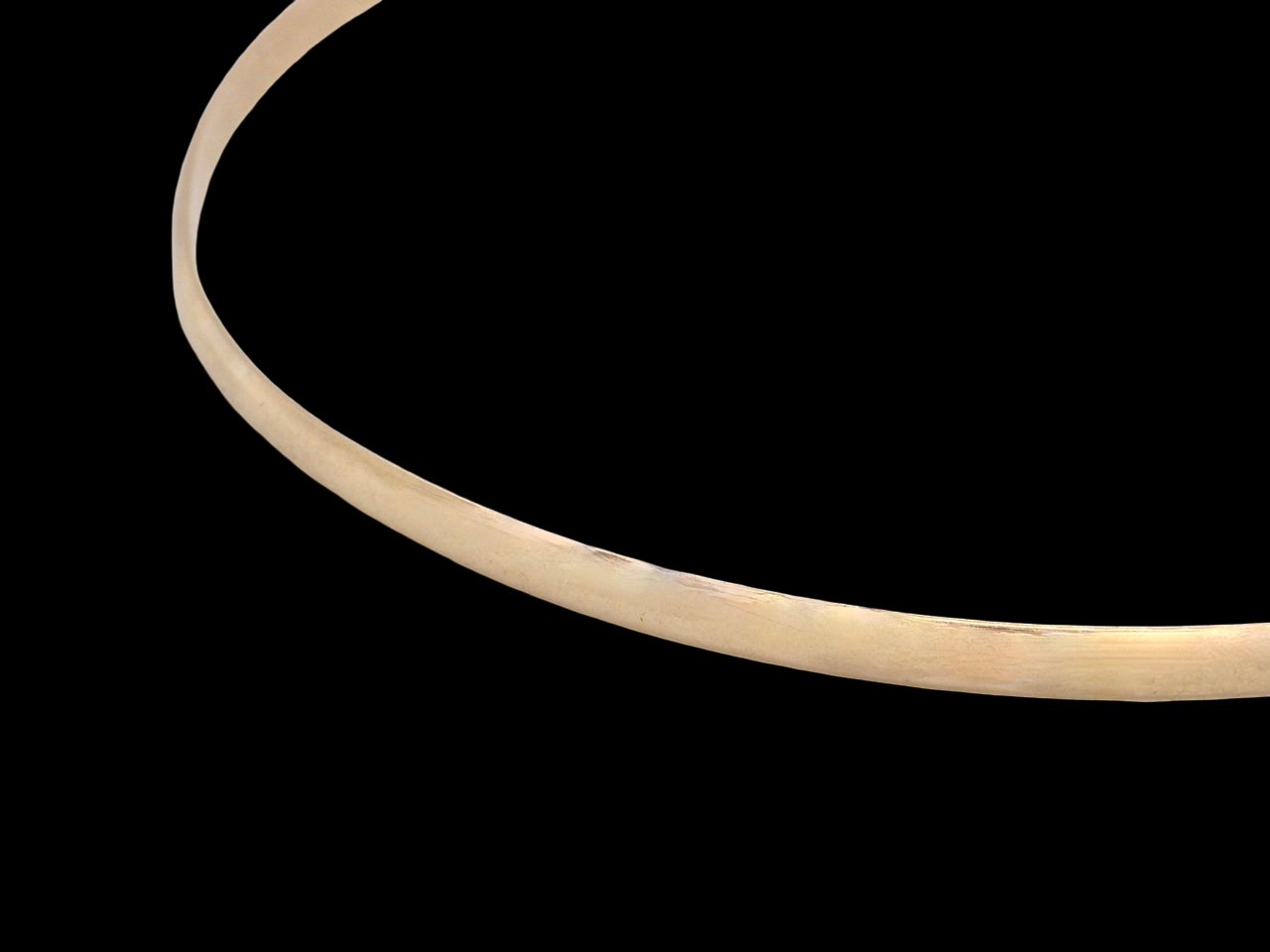 A solid 9 carat yellow gold bangle.
Width: 2.6mm