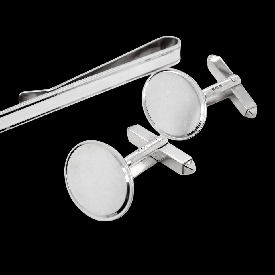 A sterling silver set. Consisting of a pair of plain oval shaped cufflinks. Head 17x13mm, torpedo fittings. Hallmarks for 1994.