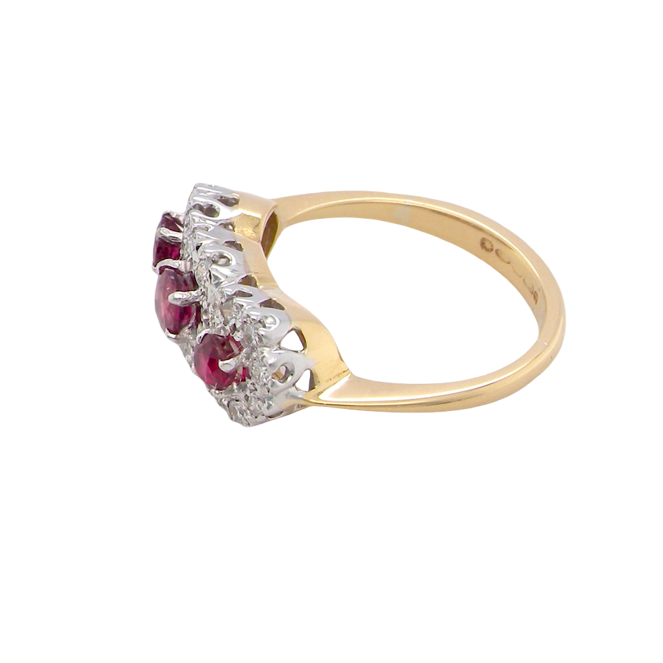 A striking triple cluster ring crafted in 18 carat gold, dating circa 1990–2000, and fully hallmarked in the UK.
✨ Design & Gemstones
Three deep red rubies set to the centre of each cluster side