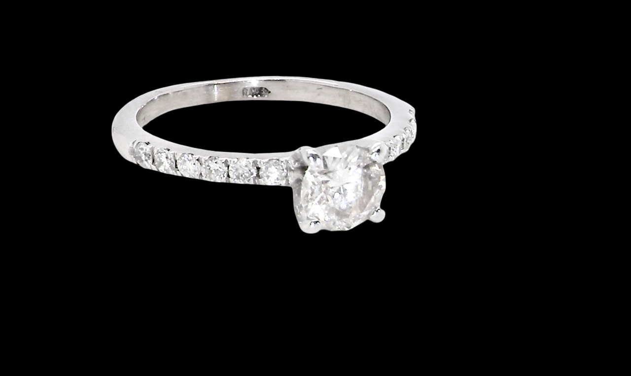 A stunning 14-carat white gold* solitaire ring with a brilliant-cut white diamond.