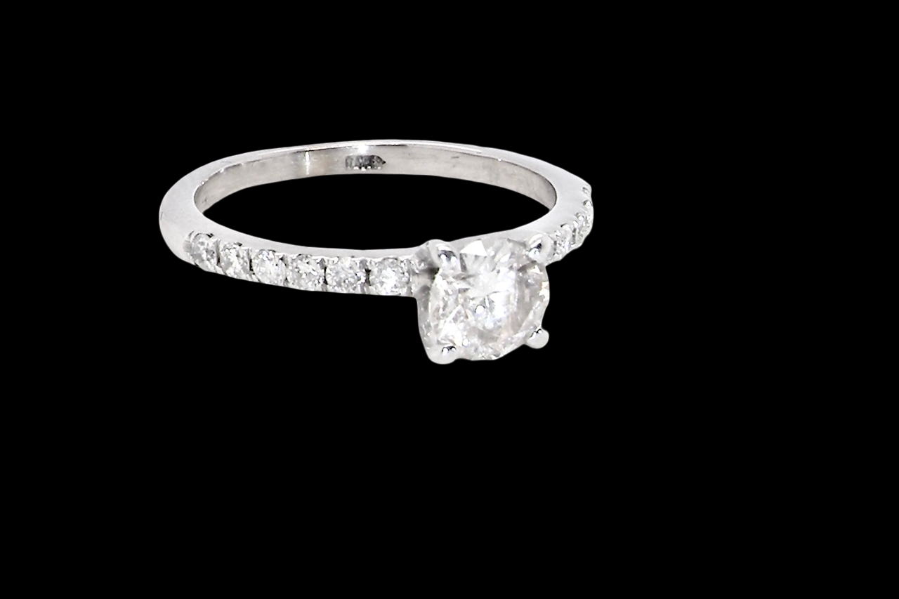 A stunning 14-carat white gold* solitaire ring with a brilliant-cut white diamond.