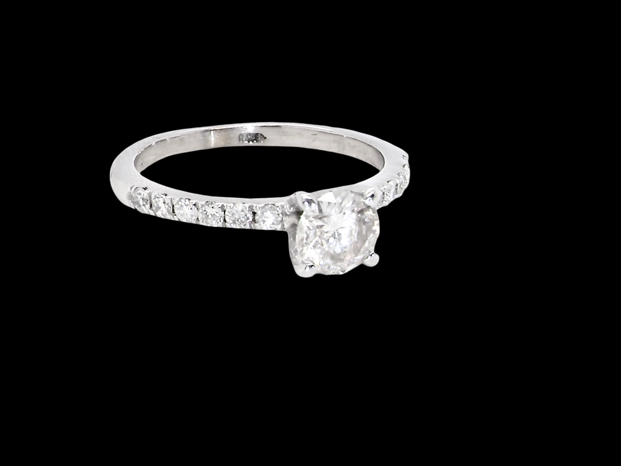 A stunning 14-carat white gold* solitaire ring with a brilliant-cut white diamond.