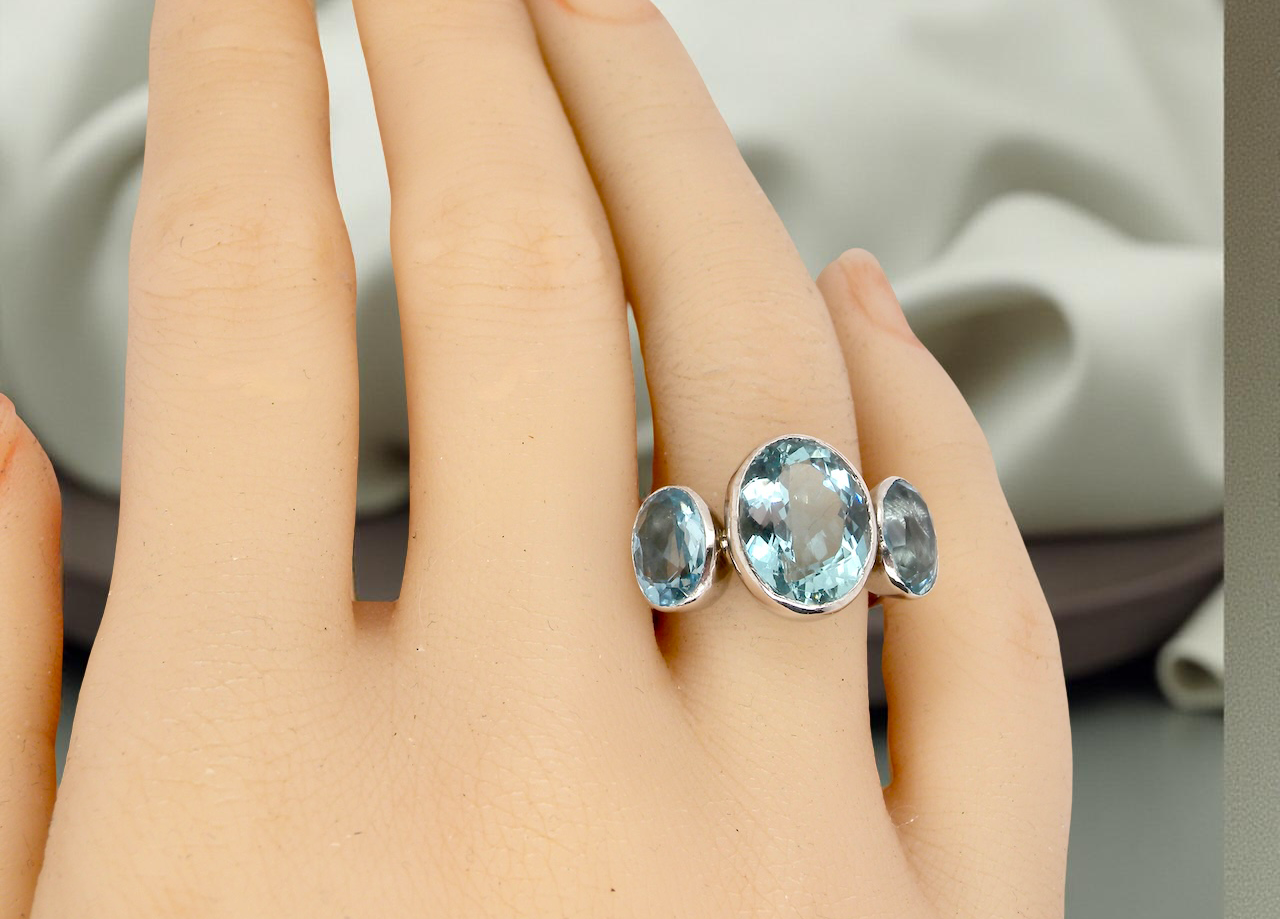 A stunning Aquamarine dress ring