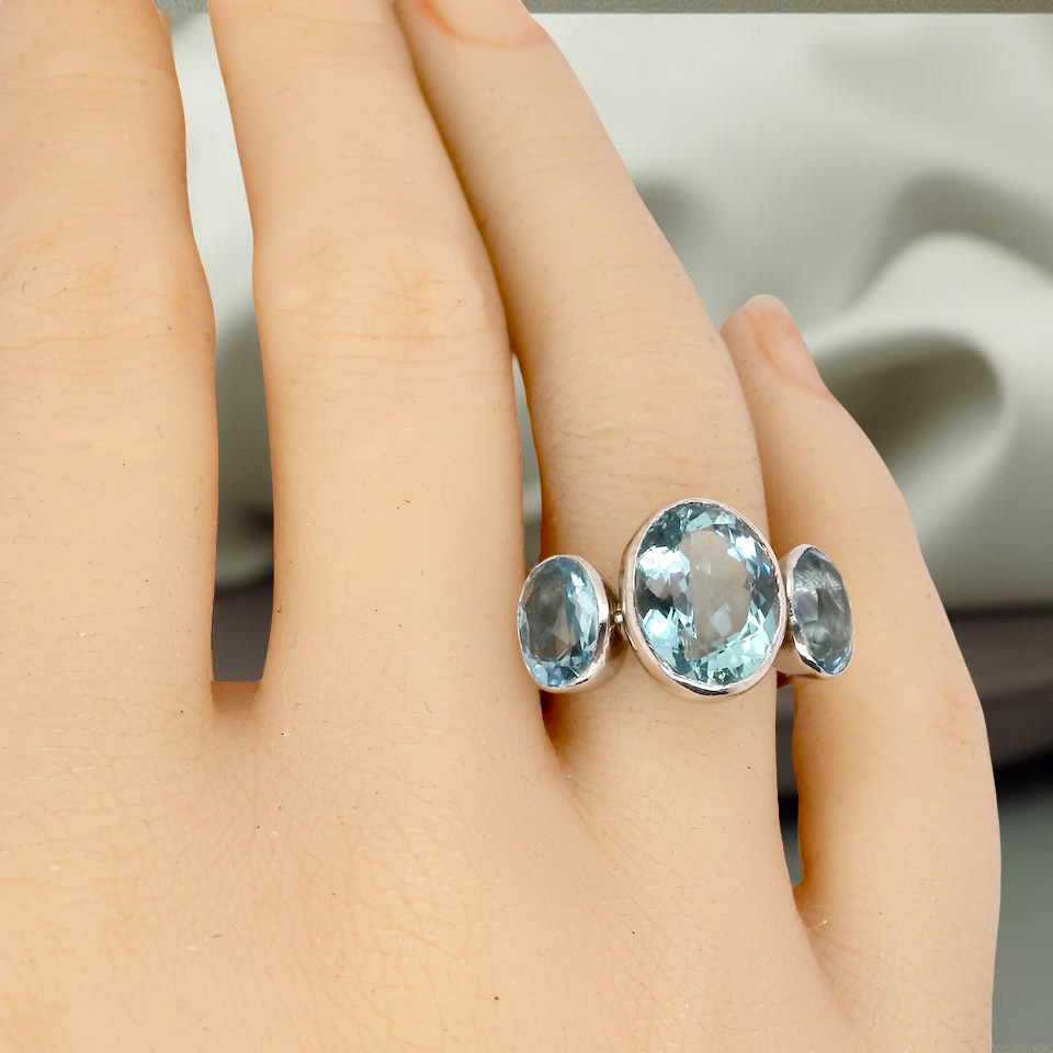 A stunning Aquamarine dress ring