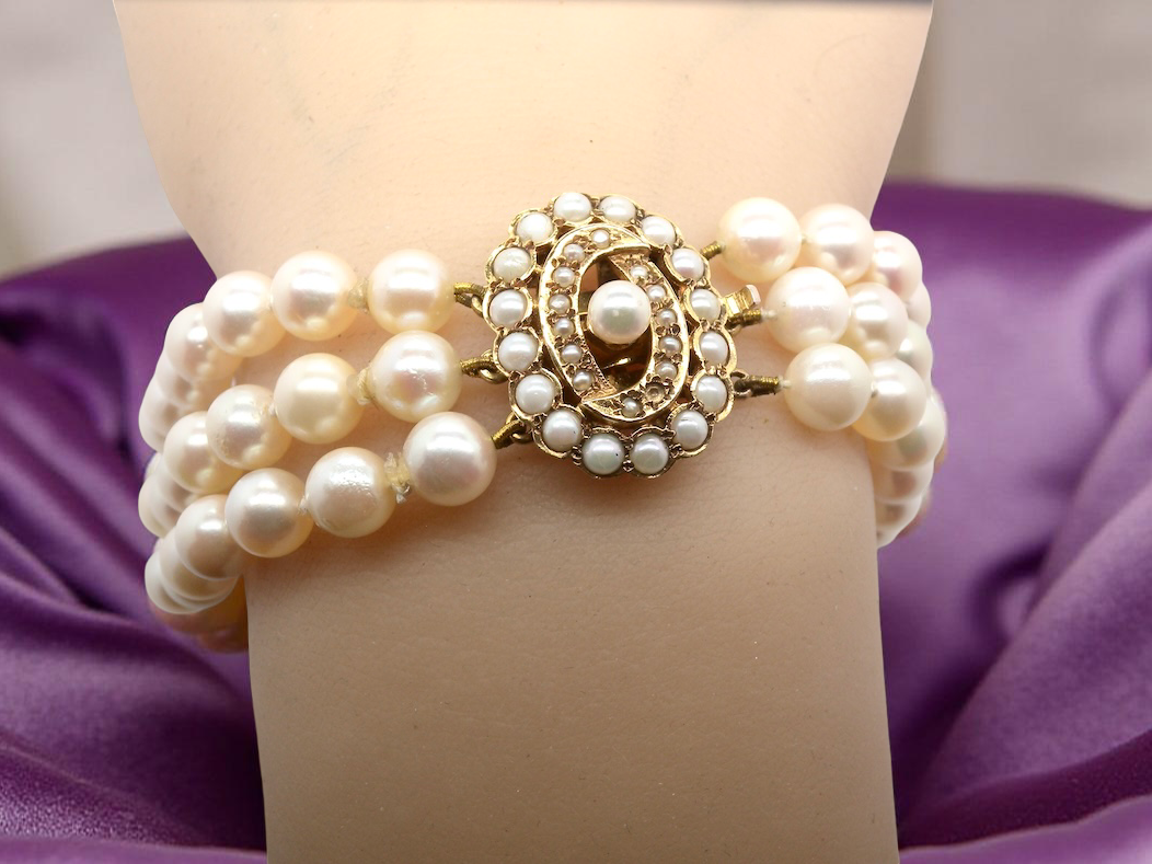 A stunning three row pearl bracelet