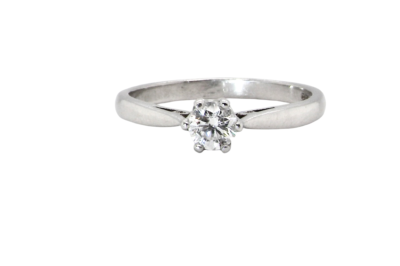A timeless and elegant solitaire ring set with a brilliant-cut white diamond