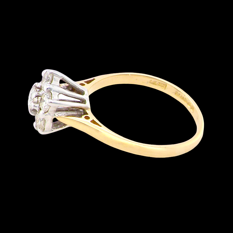 A traditional cluster ring. Features to the centre a 3.4mm brilliant cut white diamond (est 0.15 carats)
Surrounded by six 3.4mm diamonds to match side