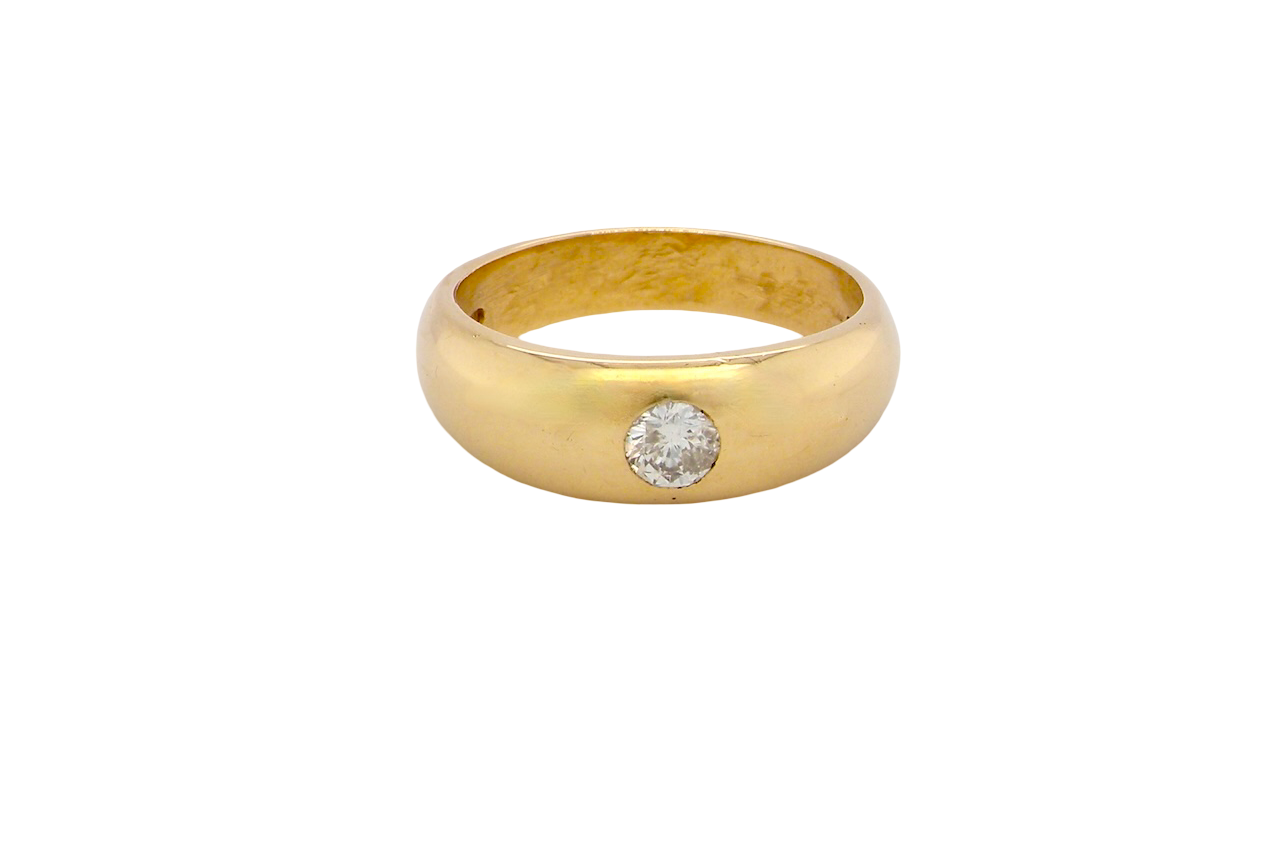 A very heavy and substantial 18 carat gold gentleman’s ring, weighing just over 12 grams.