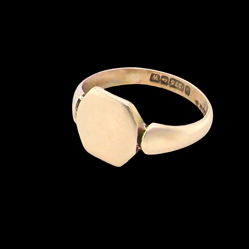 A vintage 9 carat gold signet ring. Six sided head shape,