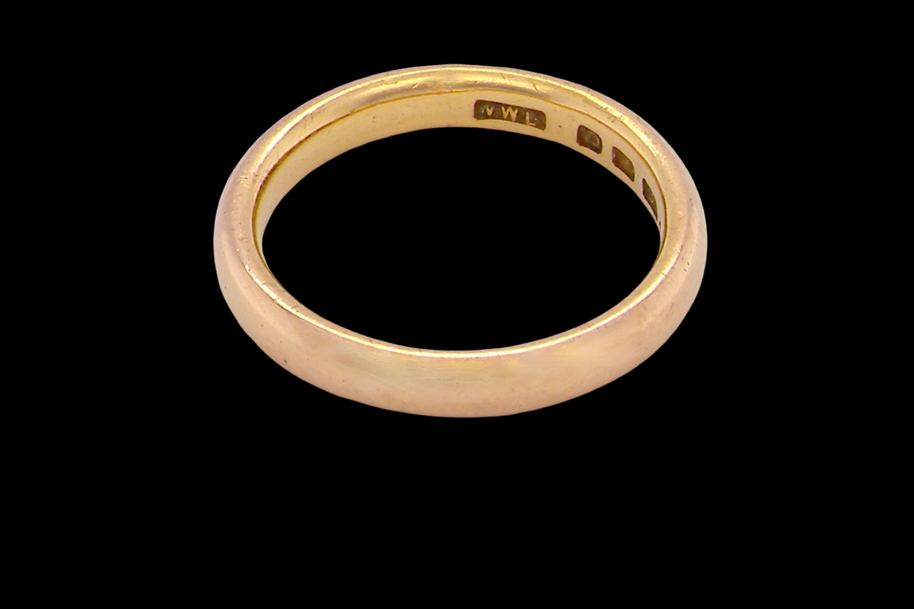 A vintage wedding ring, hallmarked London 1949. 22 carat gold,
Weight 6.5 grams. 