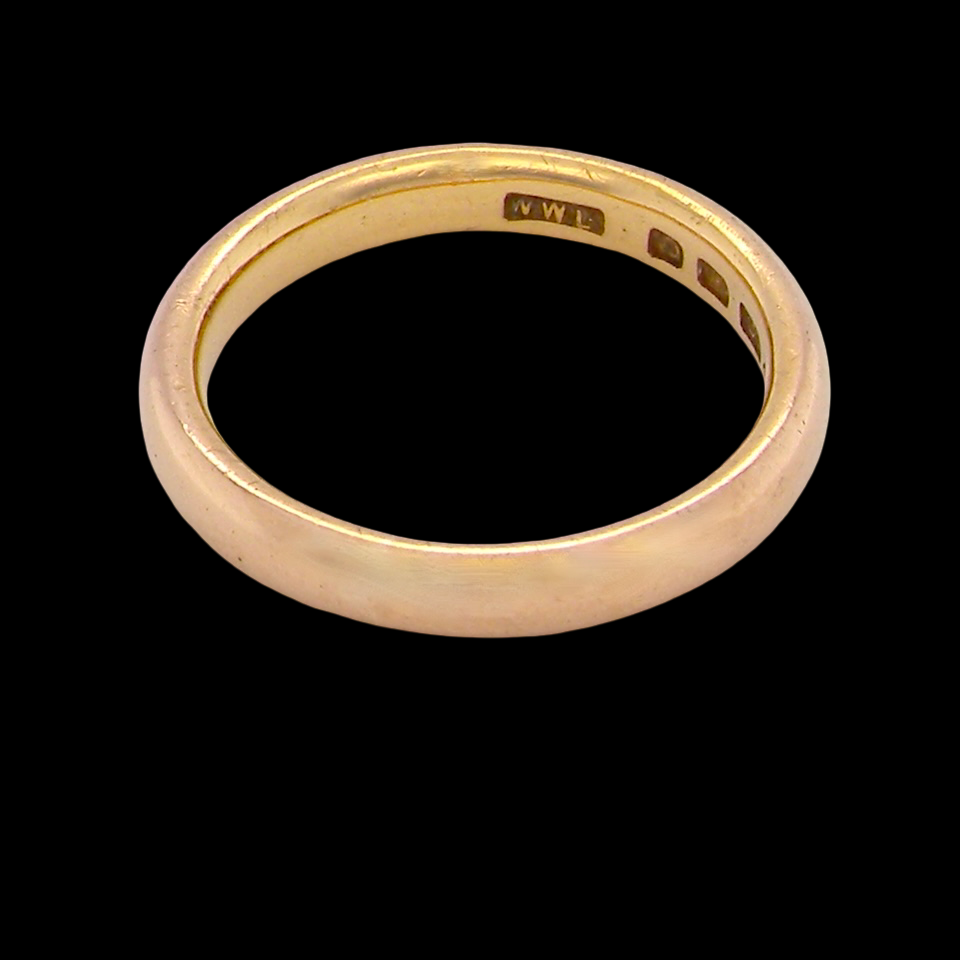A vintage wedding ring, hallmarked London 1949. 22 carat gold,
Weight 6.5 grams. 