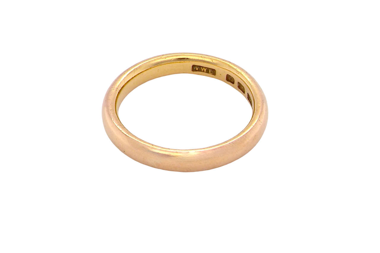 A vintage wedding ring, hallmarked London 1949. 22 carat gold, width 3.5mm.
Weight 6.5 grams. 