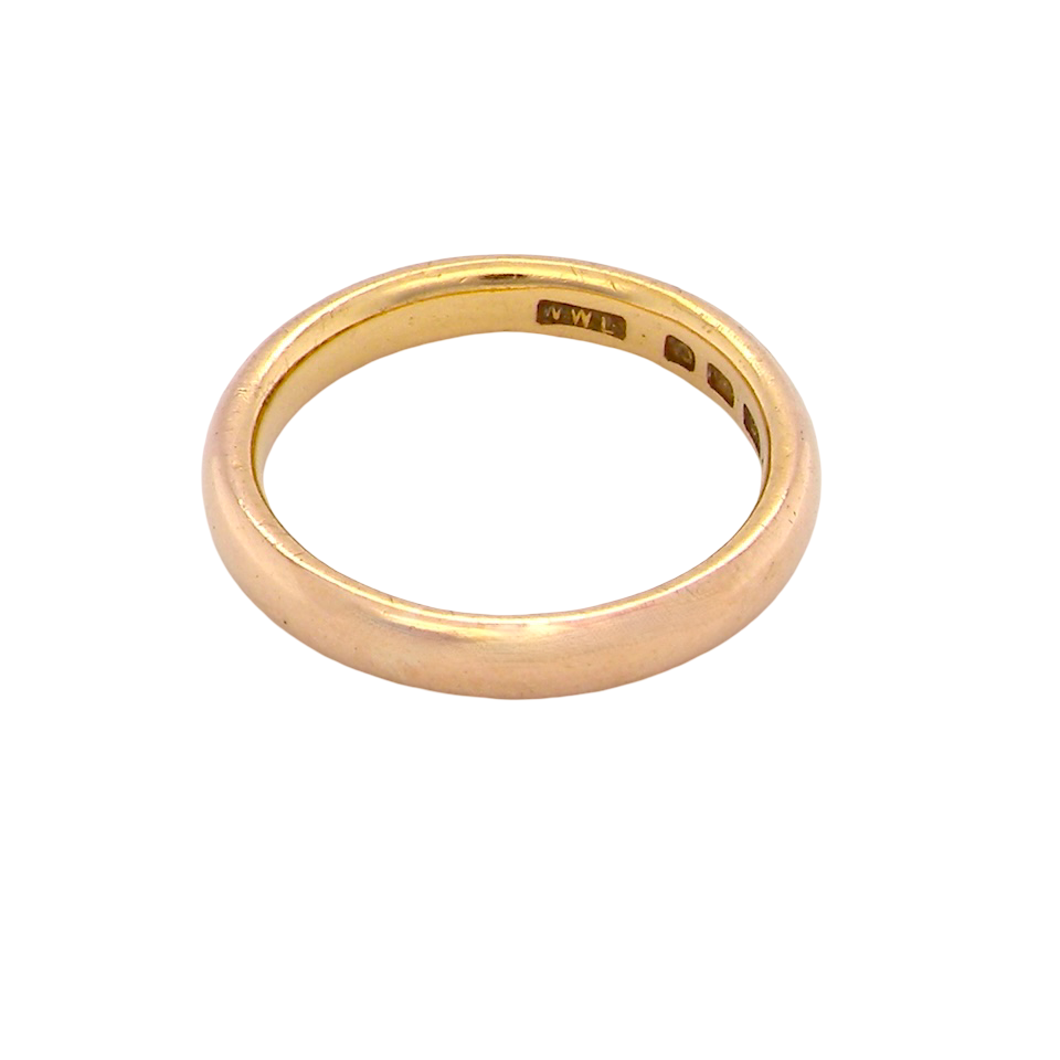 A vintage wedding ring, hallmarked London 1949. 22 carat gold, width 3.5mm.
Weight 6.5 grams. 