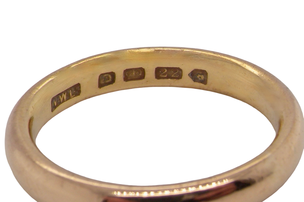 A vintage wedding ring, hallmarked London 1949. 22 carat gold, width 3.5mm.
Weight 6.5 grams. hallmarks