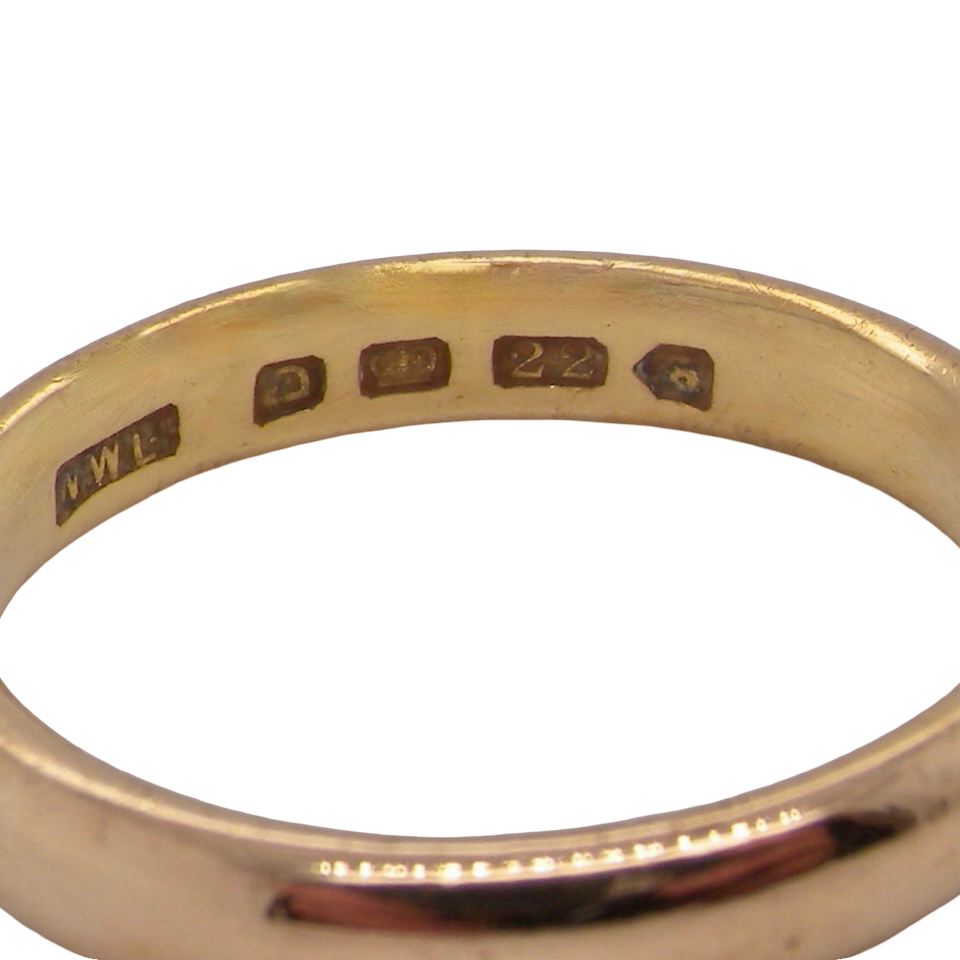 A vintage wedding ring, hallmarked London 1949. 22 carat gold, width 3.5mm.
Weight 6.5 grams. hallmarks
