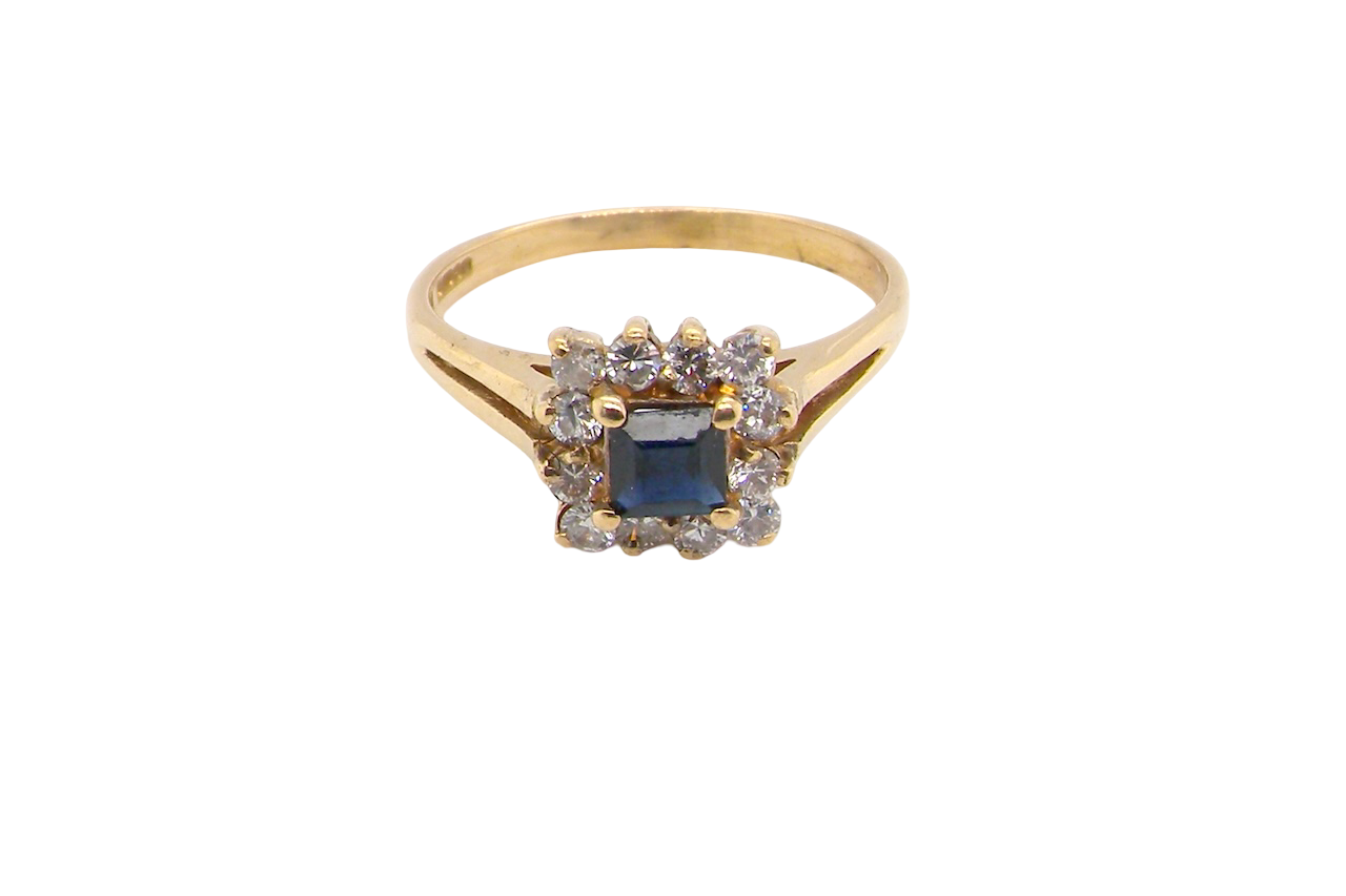 An 18 carat Gold Sapphire and Diamond Cluster Ring (Hallmarked 1997)
