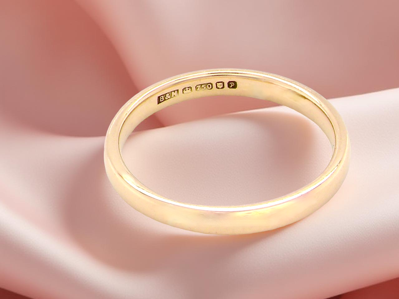 An 18 carat Gold Wedding Ring 