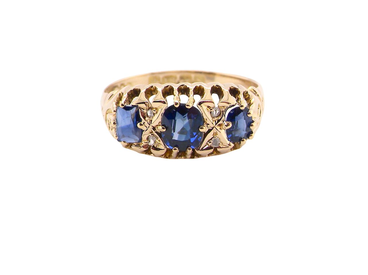 An 18 carat gold antique boat shaped ring. Features three oval to cushion cut sapphires, centre 6x5mm,