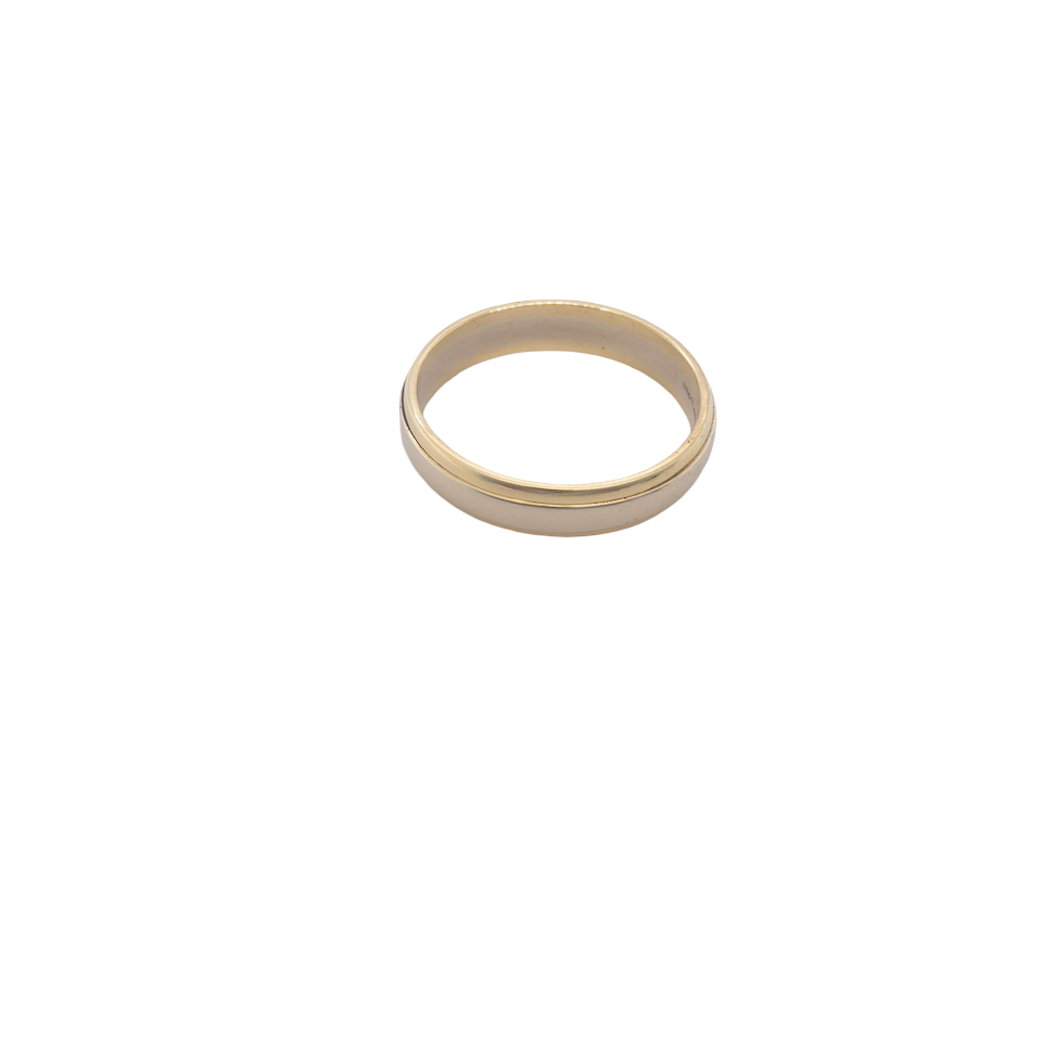 An 18 carat gold wedding ring. The inner band is white gold measures 2.5mm, and yellow gold narrower bands to each edge. Total width 4mm.