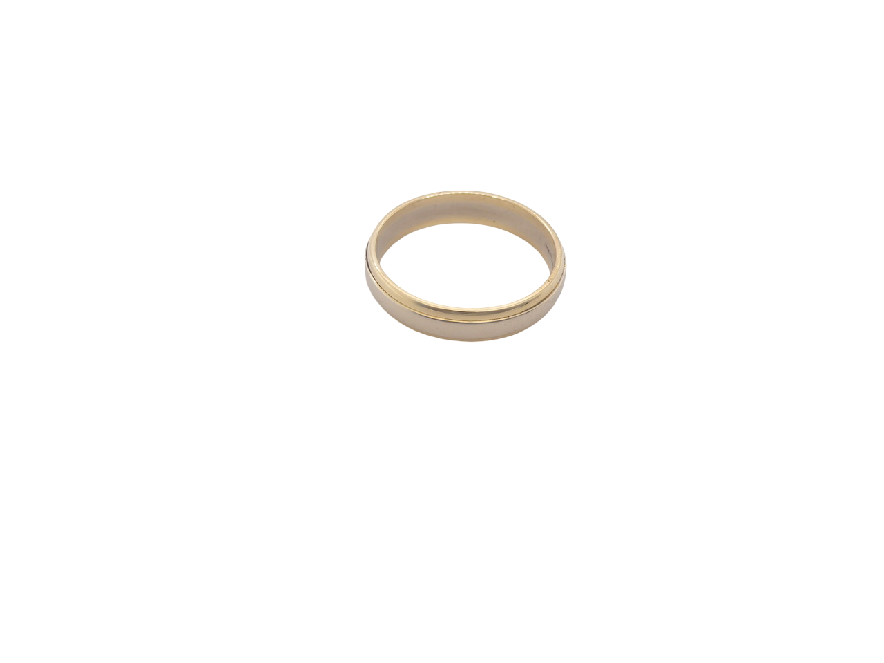 An 18 carat gold wedding ring. The inner band is white gold measures 2.5mm, and yellow gold narrower bands to each edge. Total width 4mm.