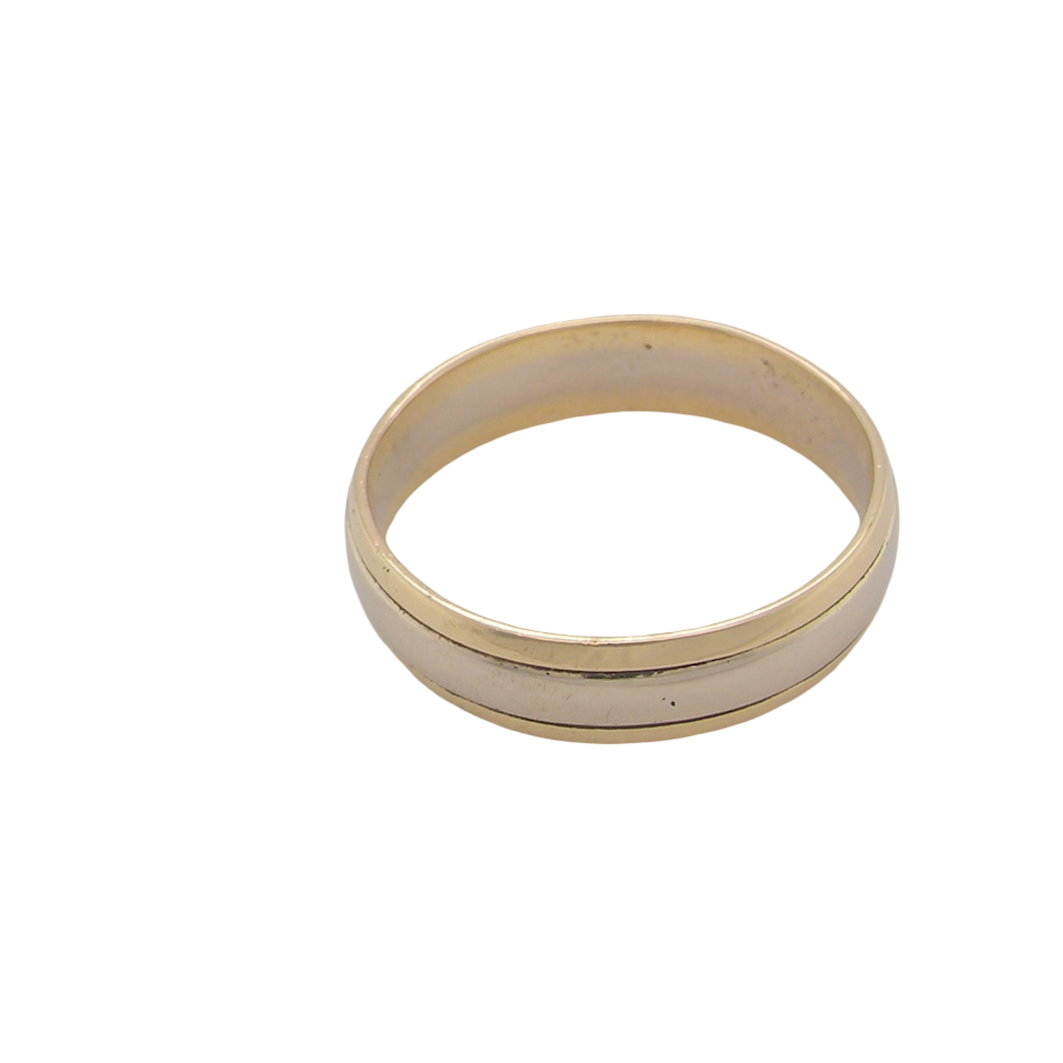 An 18 carat gold wedding ring. The inner band is white gold measures 2.5mm, and yellow gold narrower bands to each edge. Total 4mm.