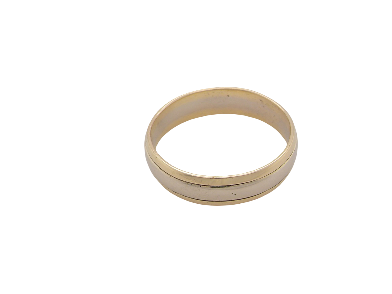 An 18 carat gold wedding ring. The inner band is white gold measures 2.5mm, and yellow gold narrower bands to each edge. Total 4mm.