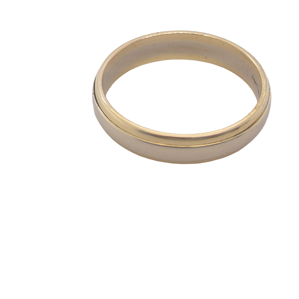 An 18 carat gold wedding ring. The inner band is white gold measures 3.5mm, and yellow gold narrower bands to each edge. Total width 4.75mm.