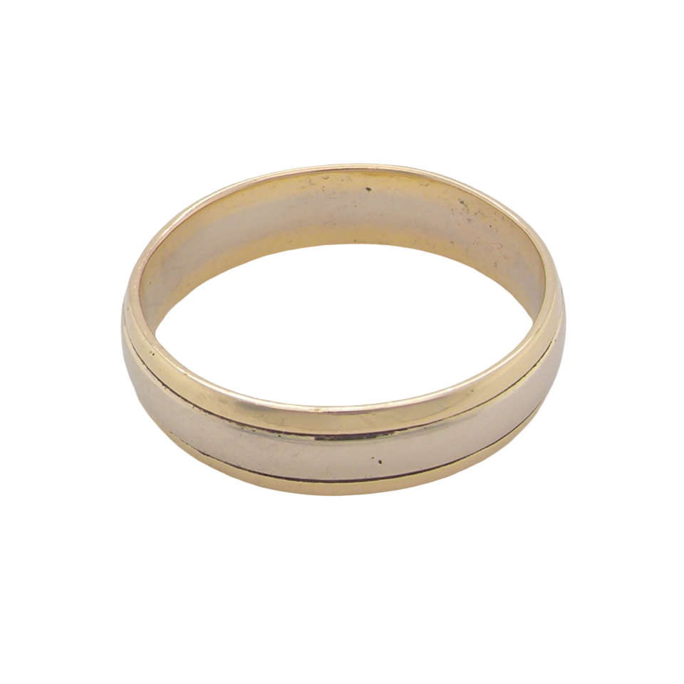 An 18 carat gold wedding ring. The inner band is white gold measures 3.5mm, and yellow gold narrower bands to each edge. Total 4.75mm.