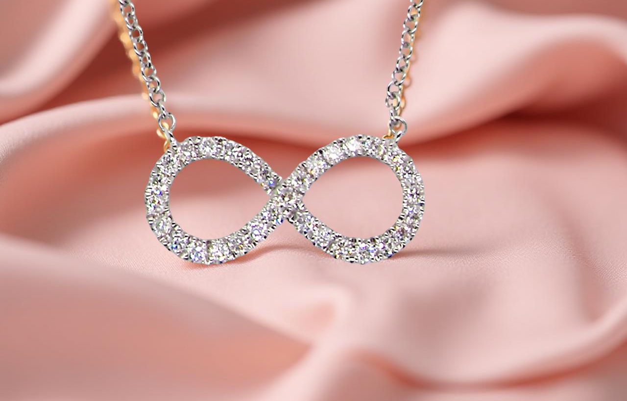 An 18 carat white gold Diamond 'Infinity' pendant