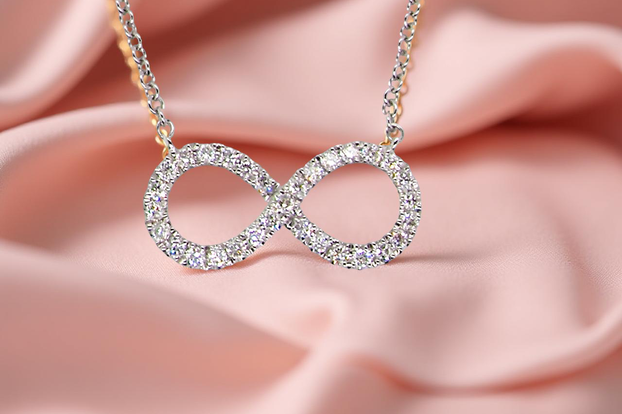 An 18 carat white gold Diamond 'Infinity' pendant