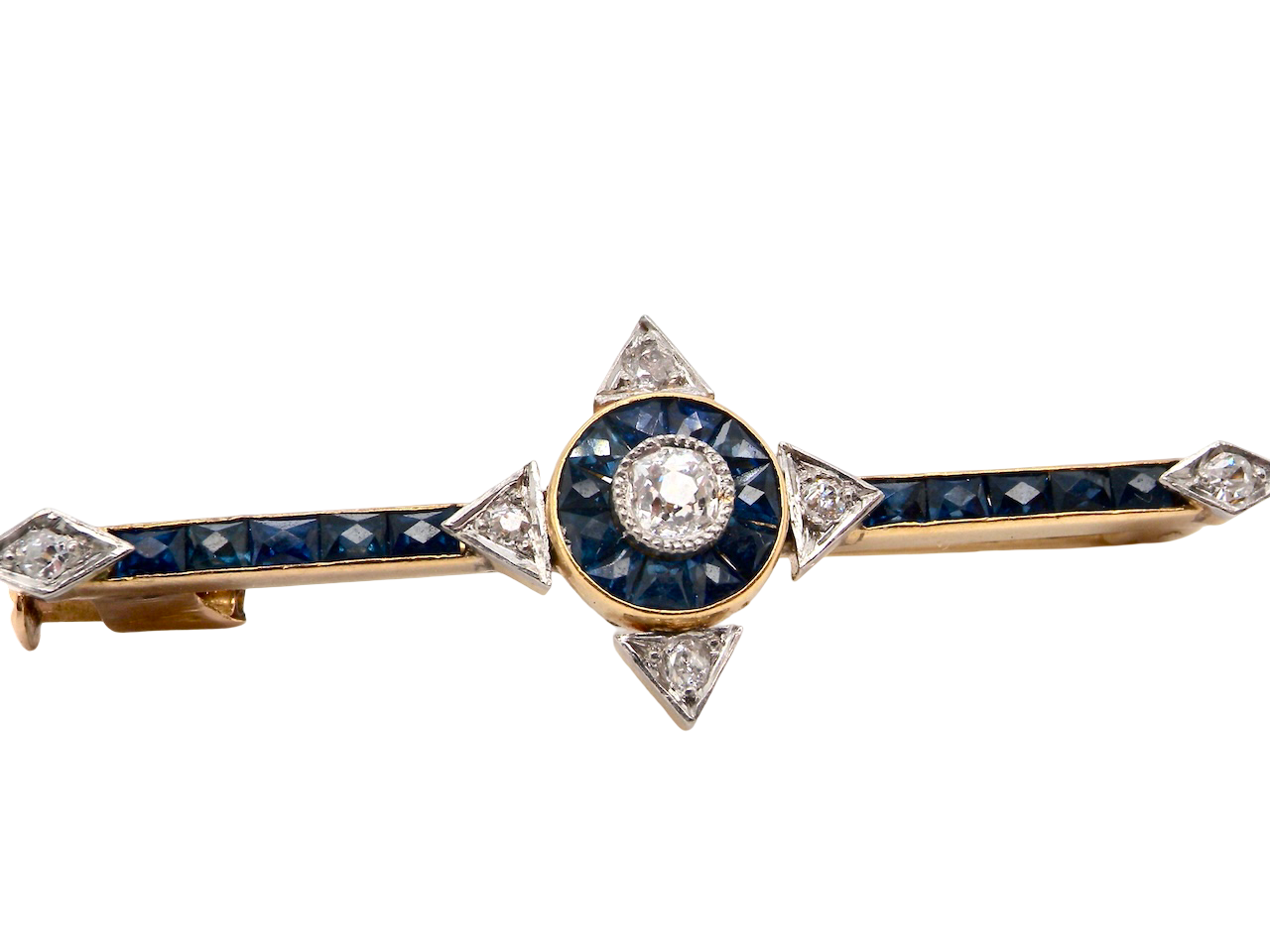 An Edwardian bar brooch. The centre 'target' style portion is set with a brilliant cut white diamond 4mm (0.25 carats) colour H-j, clarity Si.
