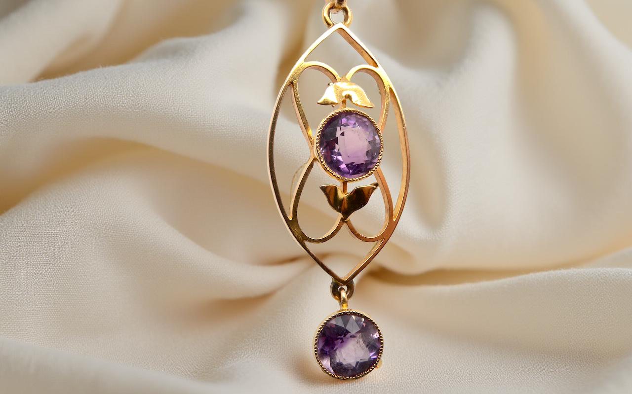 An Edwardian pendant set with amethyst gemstones