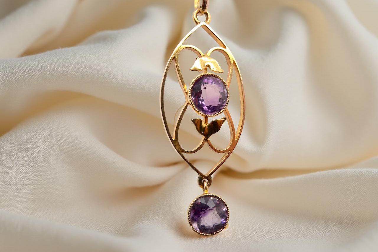 An Edwardian pendant set with amethyst gemstones