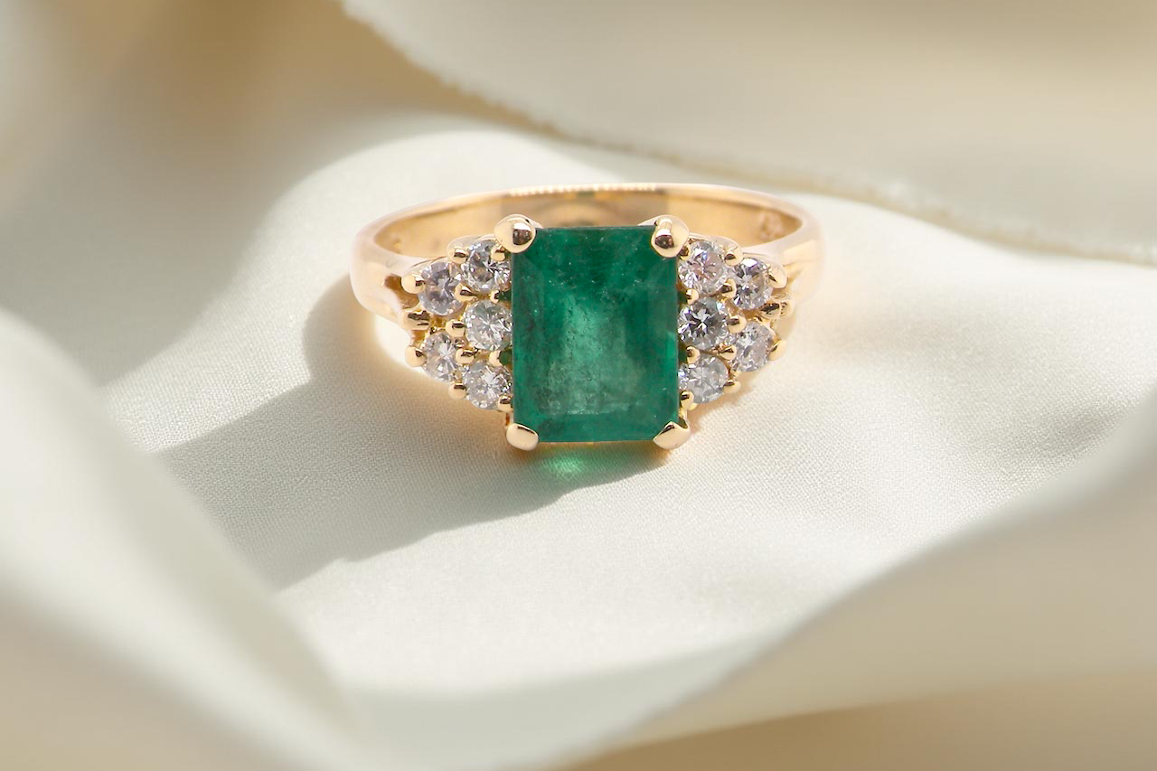An Emerald & Diamond 18ct Gold Ring