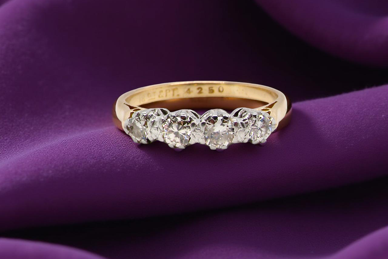 An 20th century ring set with diamonds.