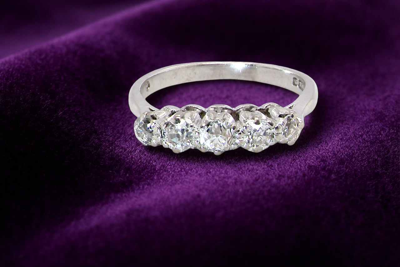 An elegant 18 carat white gold five-stone ring set with brilliant-cut white diamonds. The centre diamond measures 3.4mm, flanked by two 3.0mm stones and finished with 2.8mm diamonds at each end, creating a balanced graduated design.